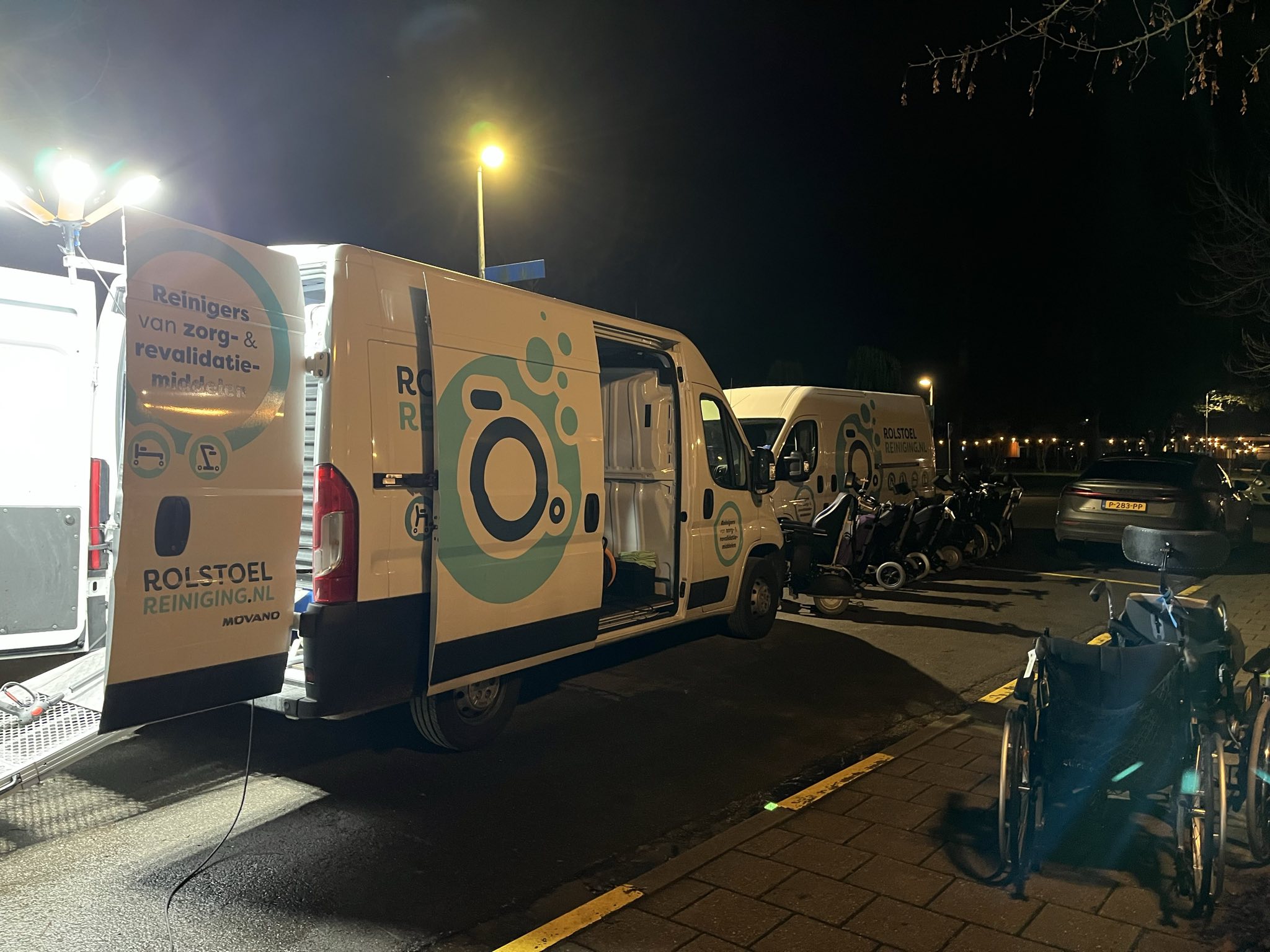 Afbeelding met buitenshuis, tekst, voertuig, hemel

Door AI gegenereerde inhoud is mogelijk onjuist.